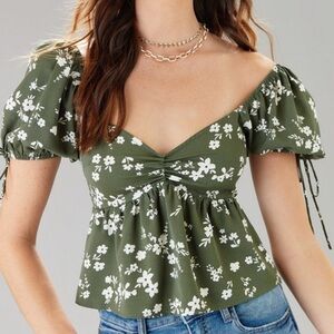 (NWT) FRANCESCA’S Green Puff Sleeve Floral Blouse